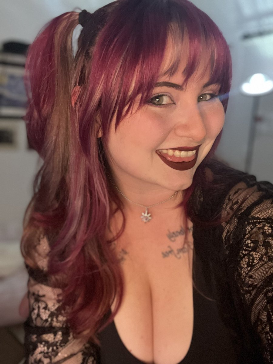 lizjoyLIVE's tweet photo. hi :) i’m lizjoy &amp; im a twitch streamer !! been doing a lot of variety, but have been spending a lot of time on horror lately <3 

follow me on twitch &amp; stuffs if u wanna see what i’m all about (im pretty cool) https://t.co/wEB4PlkbjI
