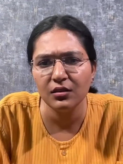 NalinisKitchen's tweet photo. Liquor is being sold openly in Surat. So, Jamawat channel did a live sting operation.

The place was just 3 to 4 minutes away from Khatodra Police Station.

The reporter went near the liquor spot and called 112. He complained that liquor was being sold openly on the main road near the bus stand, behind the police station area.

Still, no one from the police came.

After 30 minutes, he called again. The police said they would take action.

Still, nobody came.

Then the reporter went to the police station to file a complaint.

The PI said, “We have not received any information yet. I will send a police vehicle.”

But even after that, nobody came.

So, the reporter went back to the liquor spot and bought a packet of desi daru for ₹20.

Then went straight to the police station and told the PI:

“Sir, I have brought a gift for you.”

Only after this, the police said they would send someone.

We don't know what happened after that.

Big thanks to @DevanshiJoshi71 and Sagar Kalsariya.