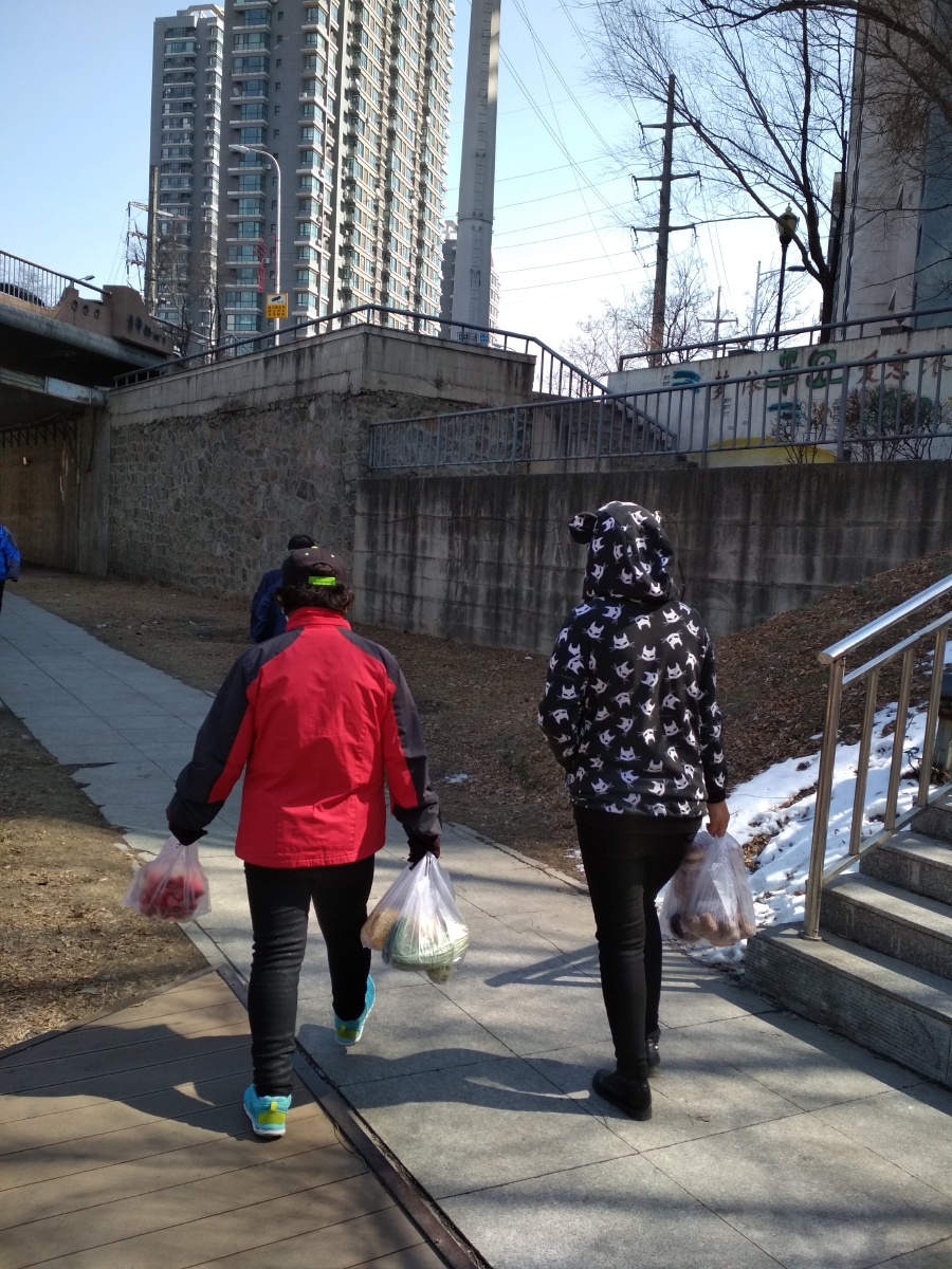 LishondaD's tweet photo. Spent 10 mins helping my neighbor carry groceries to her door today—small acts make such a big difference, y’all. What’s a tiny kindness you’ve given lately， https://t.co/BITRT2mEJ9
