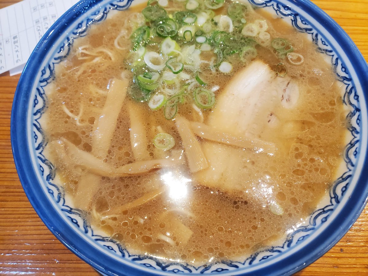 hiro30649398's tweet photo. 『赤のれん』福岡　天神

最近、Xあんま開かんくなった��、投稿しなくなったら、しっかり1年分の写真が溜まってしまってて、もうどうにもならんわ…😂
1年分を上げて行くってなったらゾッとする😱

ラーメン（並）　580円
やっぱ美味しいな💡
ほんで安いな！ https://t.co/2bgbwiawhw