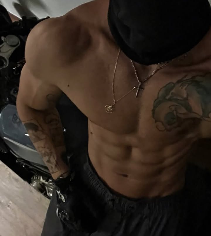 LukeBankSmith's tweet photo. El joven tatuado ya se encontraba en su habitación esperando a que la argentina ortona se decidiera a modelarle aún mas el bikini que había comprado y que tantos problemas le estaba dando debido a su voluptuoso cuerpo. 

— ¿Sales o te saco del baño? Me tienes esperando como tonto https://t.co/guxZ0K7vqi