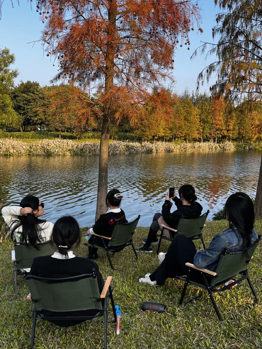 Danielb66446884's tweet photo. Our campus photography club is holding a free sunset photo shoot at the lakeside tomorrow 5:30 PM! Bring your camera (or even your phone!) and snap golden hour shots—all skill levels are welcome! Meet by the student center fountain to join us. https://t.co/kHBp7vwLvG