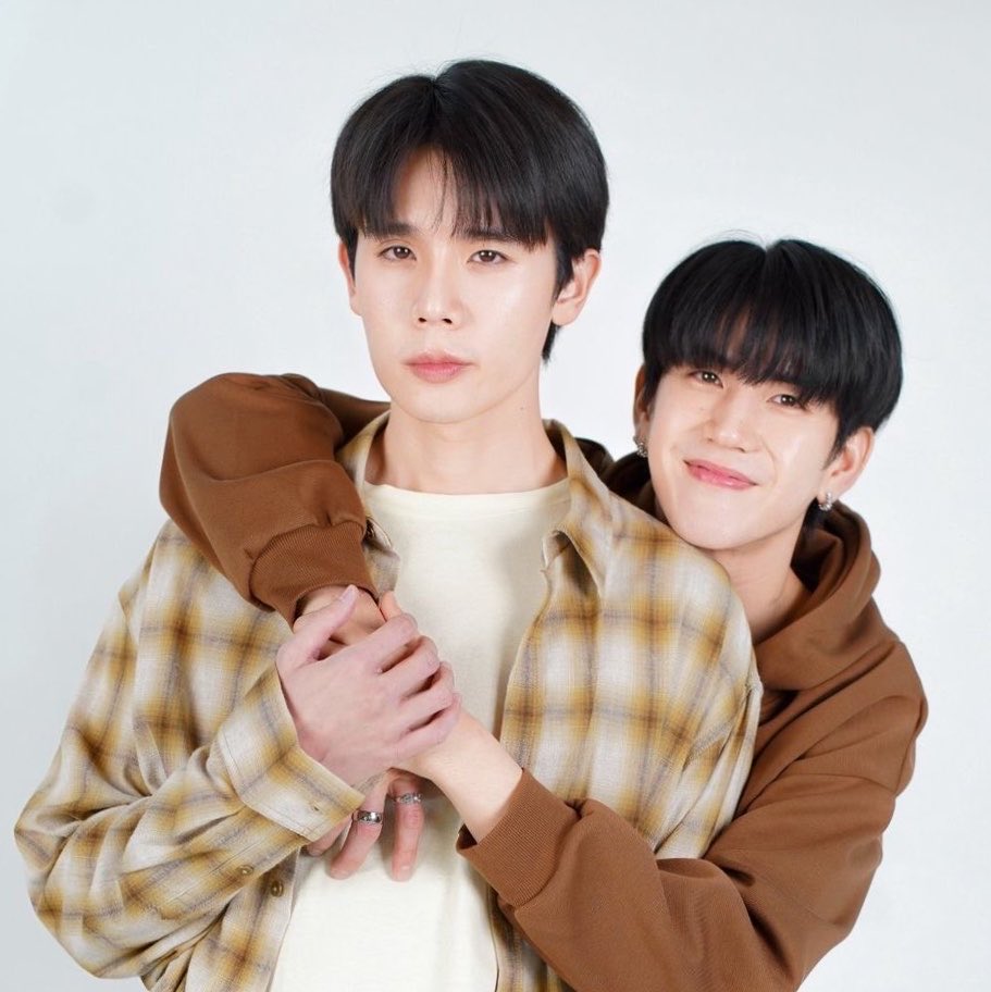 imyournitar_'s tweet photo. ทัพฟ้าอินทุ                            ป้องปืนเปปเปอร์

ถ่ายฟิตติ้งท่าเดียวกันเลย แต่คาแรคเตอร์ไม่เหมือนกันเลย 😭🤘🏻♥️ 

#IWillAlwaysSaveYou https://t.co/WmTZdfTMKO