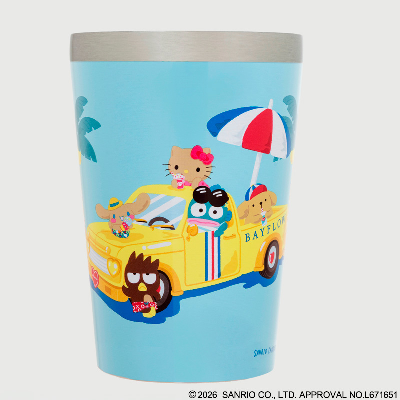 storetkj's tweet photo. 《新着》BAYFLOW × SANRIO CHARACTERS カップコーヒータンブラーBOOK
🔗https://t.co/pXNLOURG9n

日焼けしたサンリオキャラクターズと、人気ブランド「BAYFLOW」のコラボレーションBOOKができました🫶
リラックスして自然を楽しむヘルシーさがかわいい💓 ハローキティ／シナモロール／ポムポムプリン／ハンギョドン／バッドばつ丸の日焼け姿は必見です！
#宝島ch