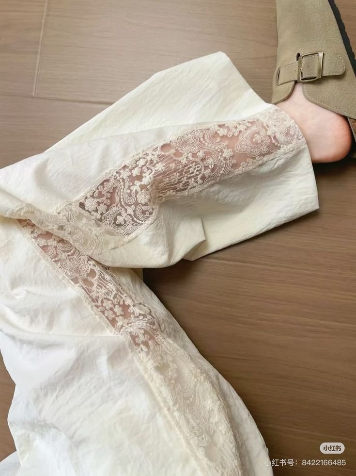 avelyanne's tweet photo. EH SERIUS celana yang ada detail lace-nya tuh cakep yaa, dipakenya jadi keliatan effortless tapi tetep chic 🫶🏻🤍 https://t.co/HWFEZFShOv