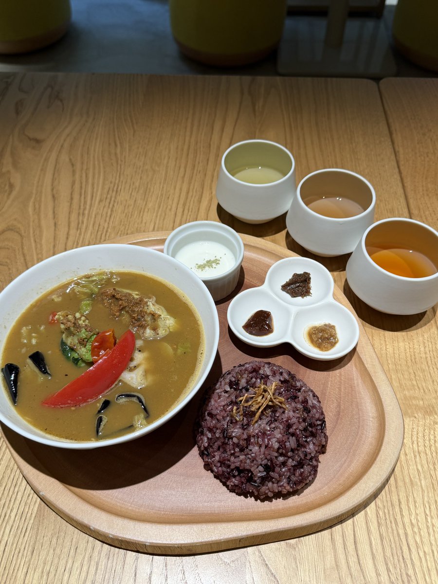 travelkyoto6's tweet photo. ちょっとお疲れの時は小川生薬にランチに行きます。

お気に入りの"100種類生薬が入った薬膳スープカレー"
ごろごろお野菜たっぷりの生薬カレーに生薬チャツネ。
健康茶はおかわりし放題。
有機桑の葉茶にあずき茶、レモンルイボスティー。今日はピンクルイボスもあったよ。 https://t.co/YQIo0HMMLN