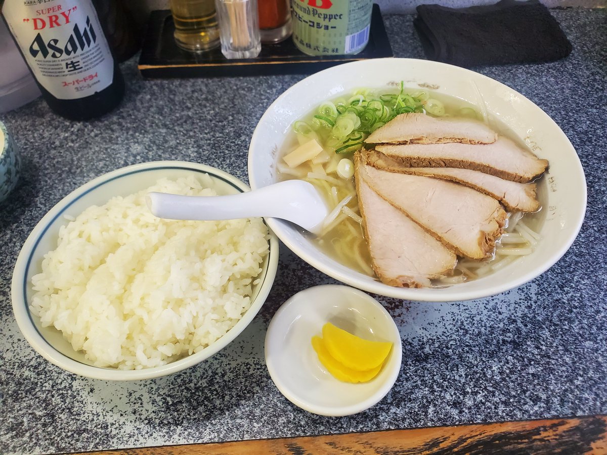 hiro30649398's tweet photo. 『八龍　松原店』名古屋　東別院

これも1年前の～
てかこれからほぼほぼ1年前の～

【瓶ビール��600円】

【焼���のみみ　300円】

【塩チャーシュー　1100円】
塩も美味しいけど、俺はやっぱり味噌やな

【大ライス　200円】

合計　2200円

#ラーメン
#塩ラーメン
#八龍
#名古屋グルメ
#東別院 https://t.co/2GJst6v6kC
