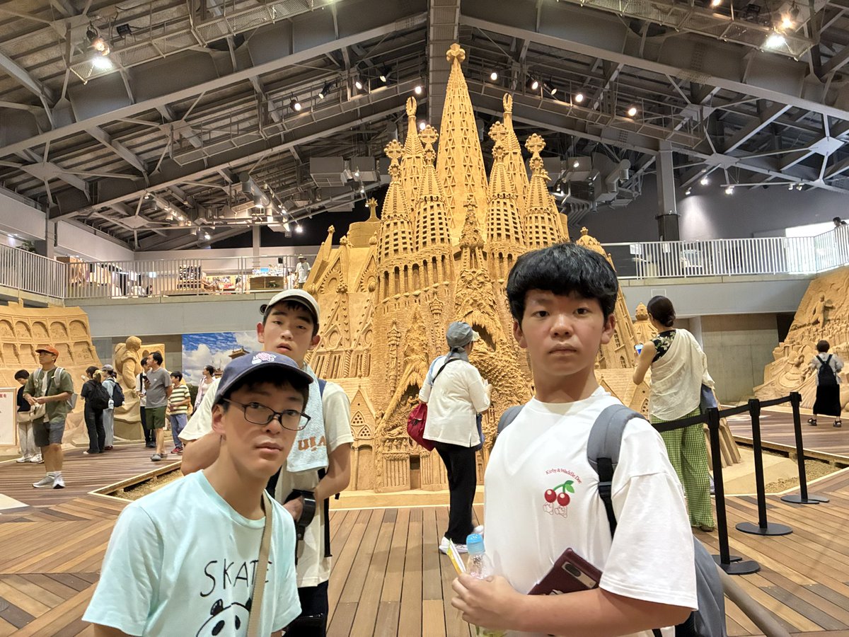rokkomonosense's tweet photo. 合宿最終日は、チームに別れて創作実習、吉岡温泉を離れ、VIVANTごっこのため、砂丘へ！

砂の美術館にてスペインの芸術と歴史を堪能し、帰路に。

楽しく活動、深める親睦。
初の2泊3日もあっという間、充実の鳥取旅でした…

 #六甲演劇部 https://t.co/h2aAsg7nEh