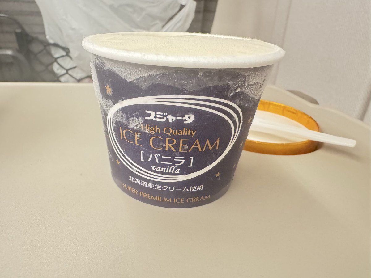 MayumiMidori's tweet photo. 固いアイス食べます https://t.co/OR813rlZQI