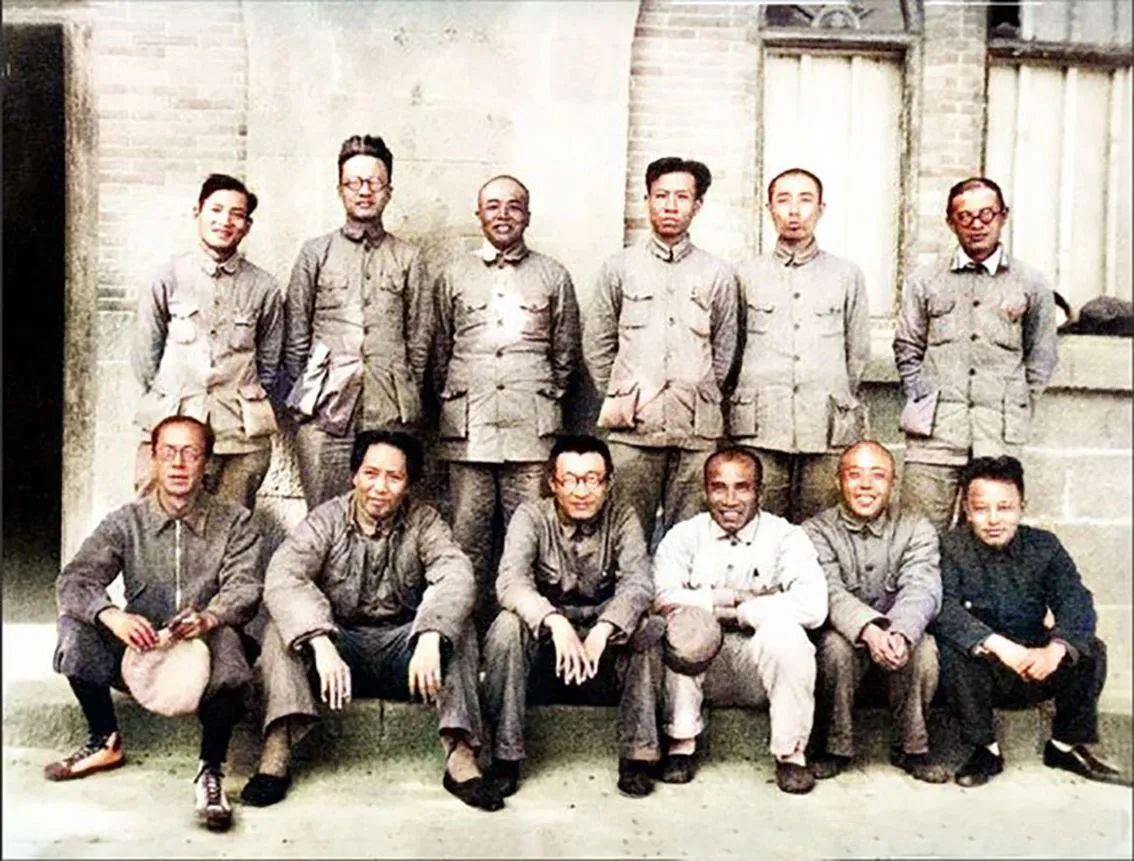 Jam79922967's tweet photo. 1937年11月29日，32岁的陈云从新疆迪化，也就是现在的乌鲁木齐，搭乘王明、康生等从苏联莫斯科回国的飞机，抵达延安机场。冬天的延安，北方吹，沙尘暴，干冷干冷的，毛泽东等中共中央领导人冒着寒风来到机场，迎接共产国际的大红人王明。走下飞机后，陈云看到毛泽东带着布棉帽，急忙把自己头上戴的翻毛皮帽摘下来，给毛泽东戴上，让毛泽东感觉一阵暖意。这给在场的人留下深刻的印象：陈云这个人真会拍马屁！几天之后，陈云被毛泽东任命为中共中央组织部长，在这个重要位置上，他一干就是七年。