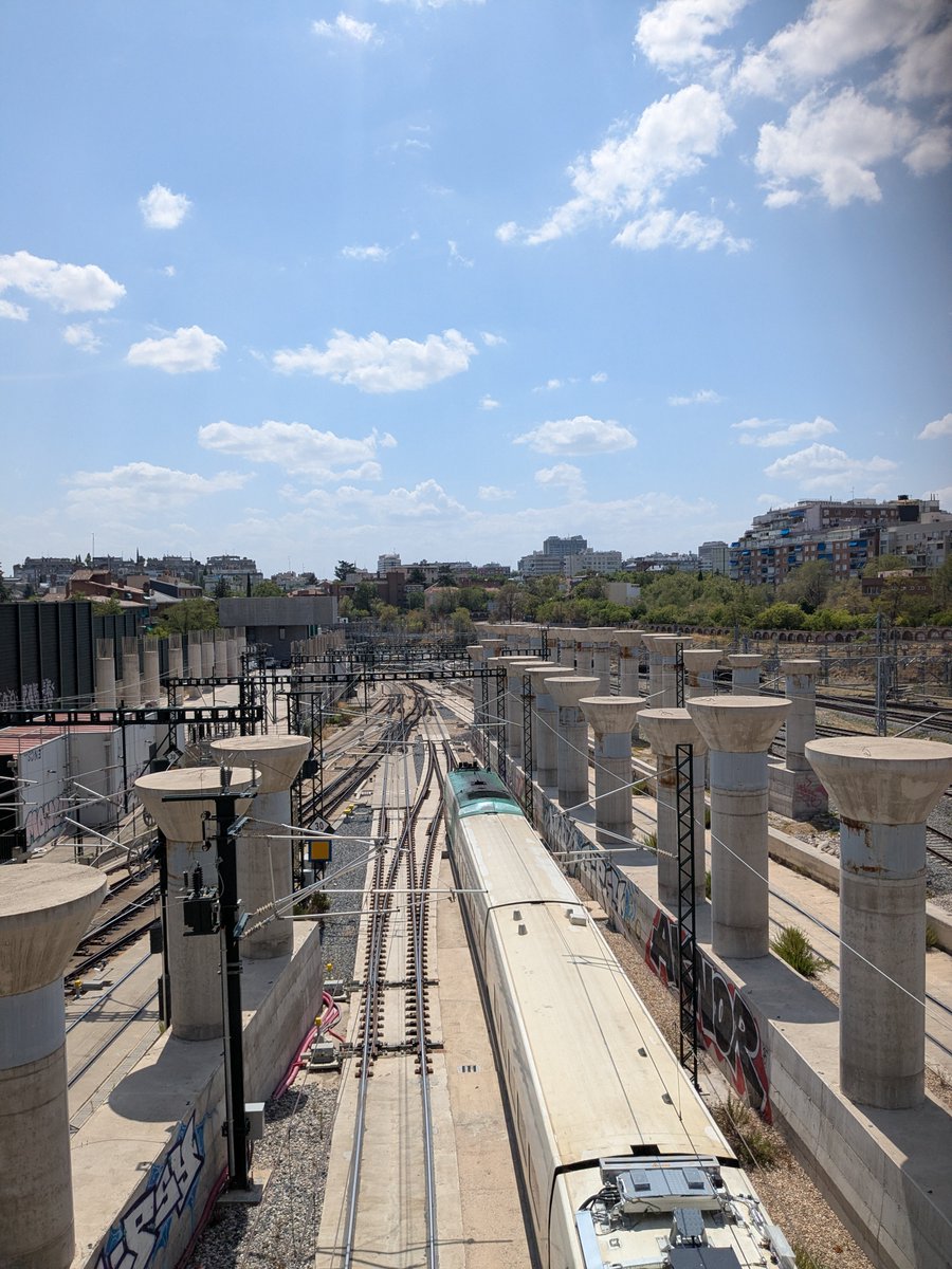 Unoscuantostre1's tweet photo. Uno de los Talgos BT auscultadores de @Adif_es saliendo ayer de la estación de Chamartín. #Adif #tren #ferrocarril #Madrid https://t.co/Km1N588HyU