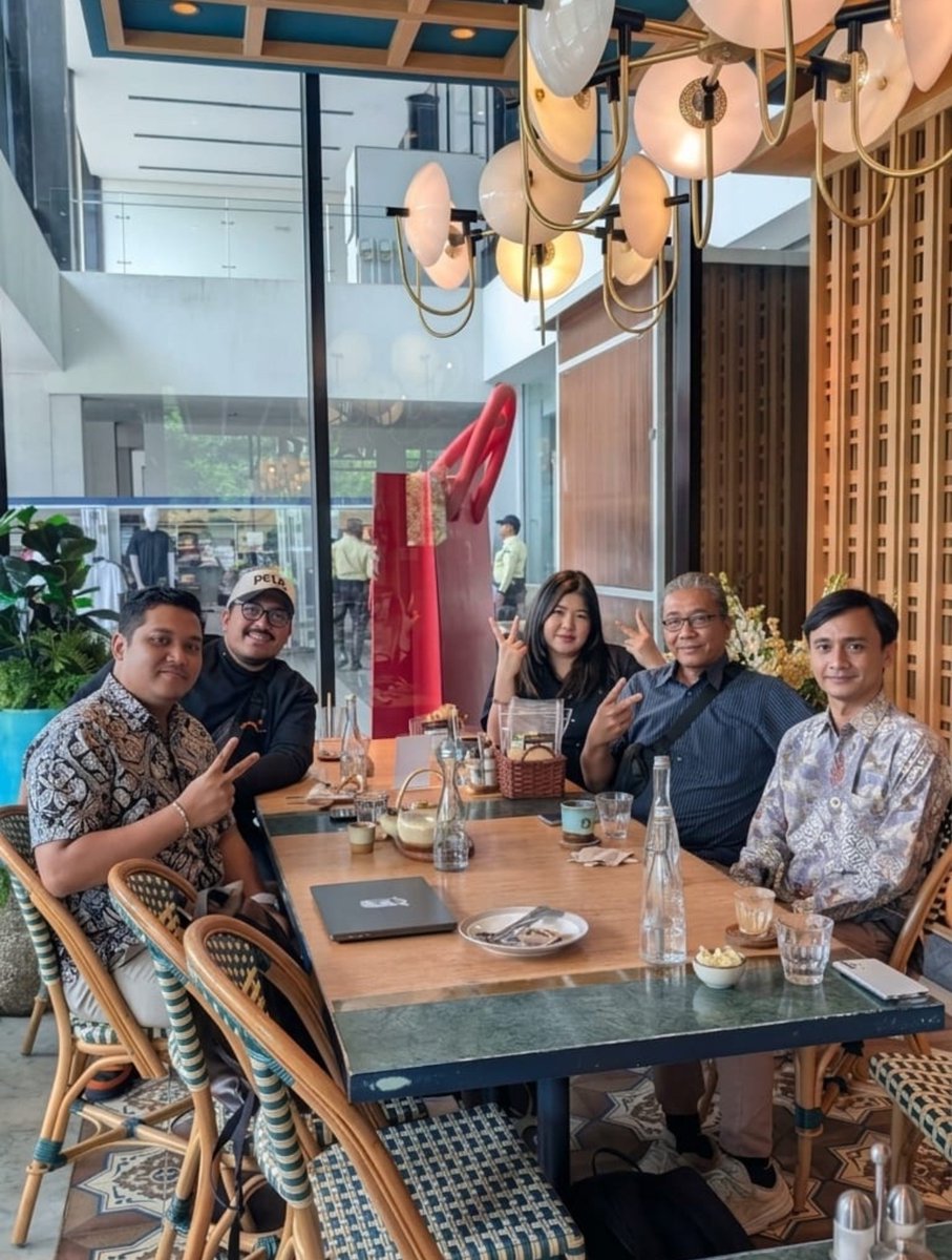 WIDOD0_'s tweet photo. Pulang upacara mampir nemuin anak-anak dulu ... https://t.co/FHg4NKv8gw