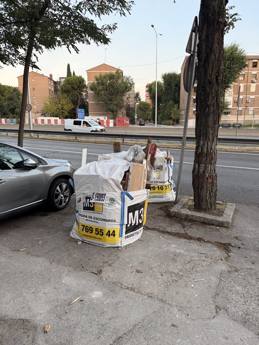 comechenator's tweet photo. Putos sacos de escombros. No solo son los que abandonan los cerdos incívicos, es que los que son “legales” pueden estar semanas sin que se quiten de la calzada. Aquí ni @policiademadrid ni la @jmd_usera con @SoniaCQ hacen nada. Hartazgo. https://t.co/LqDQ3UznFD
