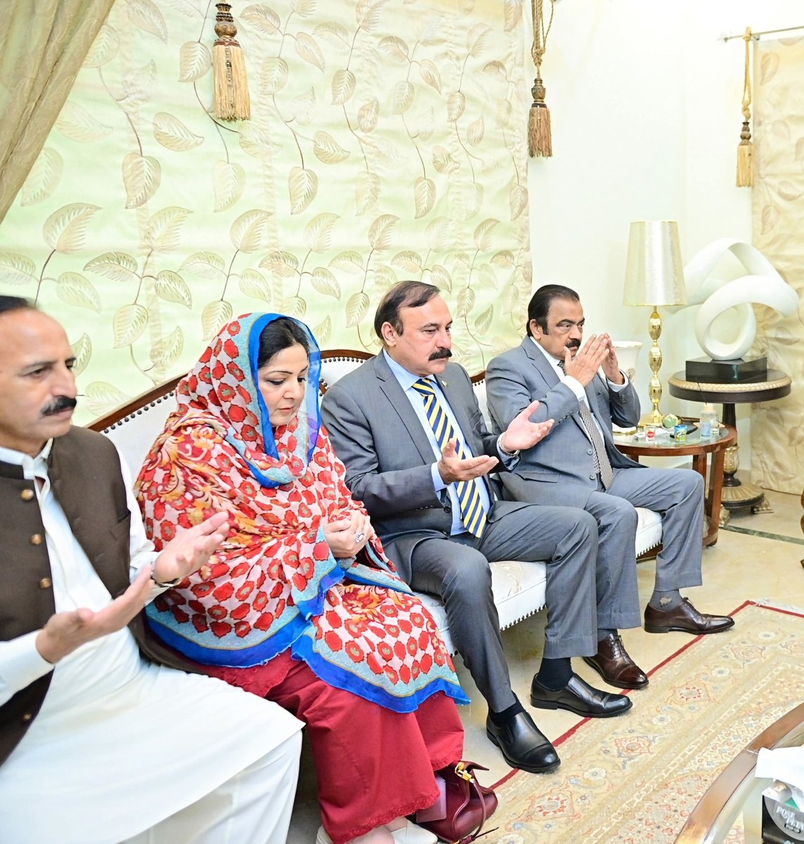 Innocentqueen99's tweet photo. نائب وزیراعظم اسحاق ڈار کی قیادت میں ن لیگ کے اعلیٰ سطحی وفد کی بیرسٹر گوہر علی خان کے گھر آمد

وفد میں وفاقی وزراء رانا ثناء اللہ، ڈاکٹر طارق فضل چوہدری، صدر مسلم لیگ ن آزاد کشمیر شاہ غلام قادر اور سینیٹر انوشہ رحمان، ایم این اے انجم عقیل خان، ملک ابرار اور دیگر رہنما شریک تھے

مسلم لیگ ن کے وفد نے پی ٹی آئی چیئرمین بیرسٹر گوہر علی خان سے ان کی والدہ کے انتقال پر تعزیت کا اظہار کیا اور مرحومہ کی مغفرت اور درجات کی بلندی کے لیے دعا کی

وزیراعظم شہباز شریف نے یہ خصوصی وفد بھیج کر واضح پیغام دیا کہ ہم سیاسی مخالفین کے دکھ درد میں برابر کے شریک ہیں اور سیاسی اختلافات صرف سیاسی میدان تک ہوتے ہیں