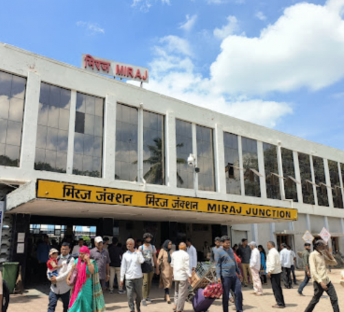 TanishPawar28's tweet photo. After the Pune–Miraj–Londa doubling, trains between Pune &amp; Belagavi were planned to be extended to Miraj. Lack of passengers was cited earlier.

Now passenger demand exists,so why are these trains still not extended to Miraj?
@drmpune @RailMinIndia @Central_Railway #MirajJunction https://t.co/kNc1L9b7Py