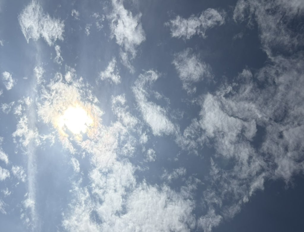 Mani0315A's tweet photo. 時間が空いた
綺麗な空だけど　雨がふってる
矛盾してるから美しいよね、 https://t.co/p8wvL0njk9