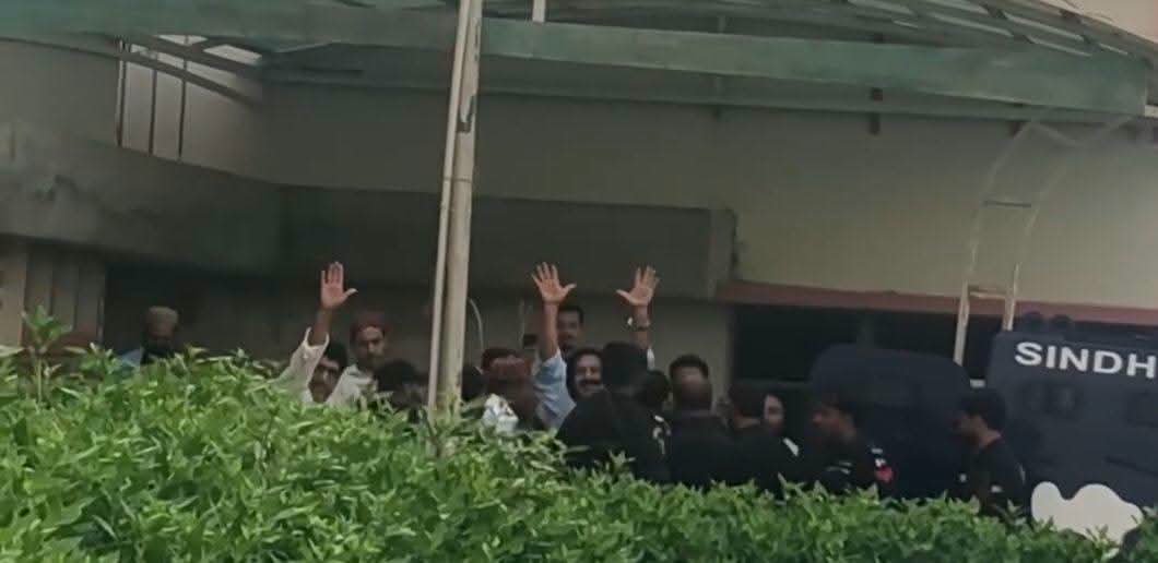 PashtonNaseer's tweet photo. ہر کوئی توں علی وزیر نہیں بن سکتے 

یہ شخص حوسلے استقامت کا نشان ہے 
جب کوئی استقامت کا نام لیتاہے توں خامخا علی وزیر اتارے

#ReleaseAliWazir https://t.co/gpFZEQmNd0