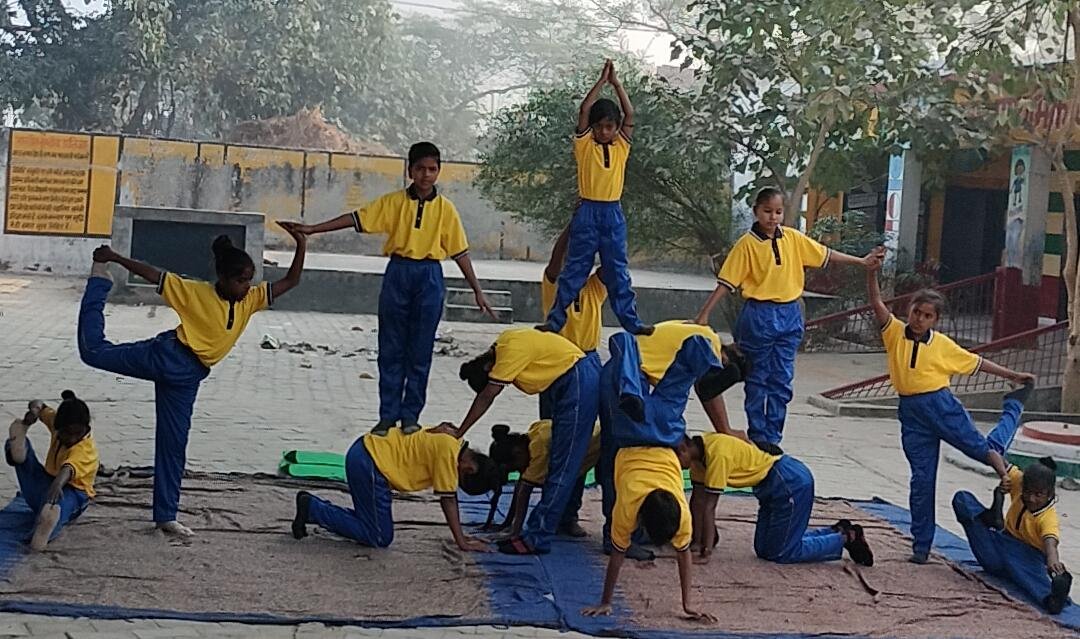 Brcsheetalpur's tweet photo. 🧘‍♀️🌿 योग से स्वस्थ शरीर, एकाग्र मन!

कम्पोजिट विद्यालय AON, शीतलपुर, एटा में बच्चों द्वारा नियमित योगाभ्यास से स्वास्थ्य, एकाग्रता व आत्मअनुशासन को बढ़ावा दिया जा रहा है। 🙏

योग करें, निरोग रहें।

#yoga #Sheetalpur #Etah #SchoolActivities #स्वस्थबचपन https://t.co/KxYq0yp1u8
