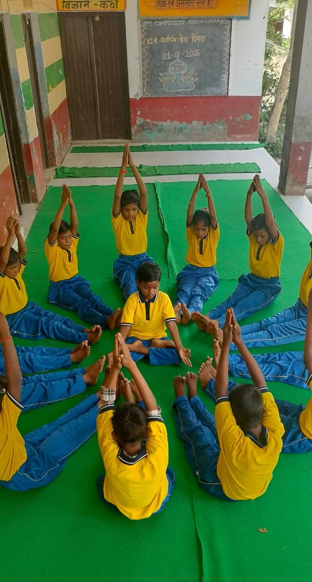 Brcsheetalpur's tweet photo. 🧘‍♀️🌿 योग से स्वस्थ शरीर, एकाग्र मन!

कम्पोजिट विद्यालय AON, शीतलपुर, एटा में बच्चों द्वारा नियमित योगाभ्यास से स्वास्थ्य, एकाग्रता व आत्मअनुशासन को बढ़ावा दिया जा रहा है। 🙏

योग करें, निरोग रहें।

#yoga #Sheetalpur #Etah #SchoolActivities #स्वस्थबचपन https://t.co/KxYq0yp1u8