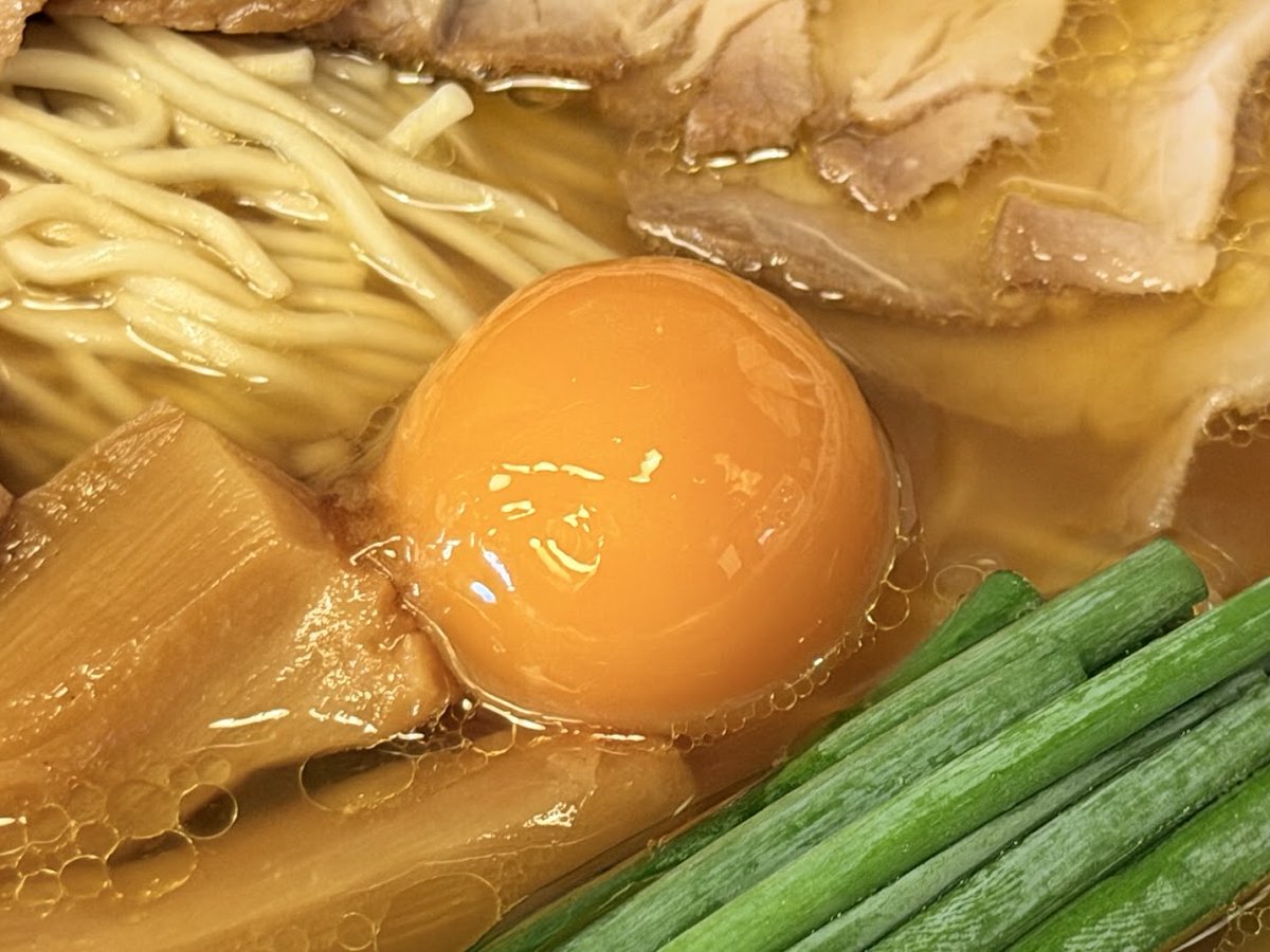 minamisuna1's tweet photo. 「チキンラーメンを、インスタントではなく、実際に作ったらどんなラーメンが出来上がるか」への回答🤔

丼の中でひときわ目を引くのは「特製ダレ」に漬け込んだ「濃厚卵黄」😋

📍生チキンラーメン＆富士宮焼そば 花の花 錦糸町総本陣（東京都江東区毛利1-18-6）
https://t.co/rKfOENlMYB
#江東区 https://t.co/UHgy6MGX9c