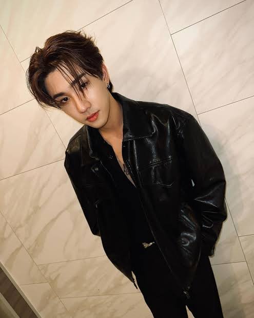 MBS_th38's tweet photo. 🔥 เปิดแฟ้ม “เพิร์ธ ธนพนธ์” จากเด็กหนุ่ม LOVE BY CHANCE สู่ตัวท็อปแห่งบ้าน GMMTV — 9 ปีบนเส้นทางที่ไม่ได้มีดีแค่หน้าตา!

ถ้าจะพูดถึงนักแสดงที่ “โตมากับวงการ” แล้วค่อย ๆ อัปเลเวลตัวเองจนกลายเป็นอีกหนึ่งชื่อที่แฟนซีรีส์จับตา เพิร์ธ ธนพนธ์ สุขุมพันธนาสาร ต้องติดโผแบบไม่ต้องสงสัย! 👑

📌 จุดเริ่มต้นที่ทำให้คนจำชื่อ “เพิร์ธ” ได้
เพิร์ธเริ่มมีผลงานตั้งแต่ปี 2560 ก่อนแจ้งเกิดแบบเต็มตัวในบท “เอ้” จาก Love By Chance บังเอิญรัก (2561) ผลงานที่เปลี่ยนเด็กหนุ่มหน้าใหม่ให้กลายเป็นชื่อที่แฟนซีรีส์วายยุคนั้นรู้จักทั่ววงการ

และคู่ เพิร์ธ × เซ้นต์ ในบท เอ้–พีท ก็กลายเป็นหนึ่งในคู่ที่ถูกพูดถึงอย่างมาก ถึงขั้นคว้ารางวัล Best Couple และ Best Kiss Scene จาก LINE TV Awards 2019 🔥

จากนั้นไม่ได้หยุดอยู่แค่บทเดิม ๆ แต่เดินหน้ารับงานต่อเนื่องทั้ง
REMINDERS • The Stranded • Love By Chance 2 • 7 Project • Tell the World I Love You
เรียกว่าค่อย ๆ สะสมประสบการณ์ทั้งซีรีส์และภาพยนตร์มาแบบจัดเต็ม

💚 แล้วเมื่อเข้าสู่บ้าน GMMTV ล่ะ?
นี่แหละคืออีกหนึ่ง chapter สำคัญของเพิร์ธ!

หลังเข้าร่วม GMMTV ในปี 2565 เจ้าตัวก็เริ่มเปิดโหมด “นักแสดงที่พร้อมเล่นทุกสนาม” ผ่านผลงานอย่าง
My Coach • Vice Versa • Never Let Me Go • Double Savage • Dangerous Romance

โดยเฉพาะ Dangerous Romance หัวใจในสายลม ที่ส่งให้
🔥 เพิร์ธ × ชิม่อน
กลายเป็นอีกหนึ่ง pairing ที่แฟน ๆ จดจำในบท กังหัน–สายลม พร้อมเพลง ซบกันไปนานๆ (Sunset) ที่ทั้งคู่ร่วมร้อง

แต่จักรวาลยังไม่จบ เพราะเพิร์ธกำลังเข้าสู่บทใหม่ที่ทำให้ชื่อของเขาถูกพูดถึงอีกระลอก…

💚💥 PERTH × SANTA — คู่ใหม่ที่เคมีไม่ธรรมดา!

จาก Perfect 10 Liners สายรหัสเทวดา ในบท โยธา–กรรณ เคมีของ เพิร์ธ ธนพนธ์ × แซนต้า พงศภัค กลายเป็นอีกหนึ่ง pairing ที่ได้รับความสนใจจากแฟน ๆ อย่างต่อเนื่อง

และปี 2026 ยังเดินหน้าต่อใน LOVE YOU TEACHER รักครูเท่าโลกเลย กับบท ครูพบเมฆ–ครูโซลาร์ ยิ่งตอกย้ำว่าคู่นี้ไม่ได้มาแบบผ่าน ๆ แต่กำลังสร้าง chapter ใหม่ในเส้นทางของเพิร์ธอย่างจริงจัง

🎤 อย่าเพิ่งเรียกเขาว่า “นักแสดงอย่างเดียว” เพราะเพิร์ธยังมีโหมดศิลปิน!

ผลงานเพลงประกอบซีรีส์ก็มีทั้ง
🎵 เป็นเธอคนเดียว (The Only One)
🎵 ไม่ต้องเป็นแฟนก็ได้ (Here With You)
🎵 ซบกันไปนานๆ (Sunset) — เพิร์ธ × ชิม่อน
🎵 ความรักคือความรัก (Unconditionally Love)
🎵 อย่าใกล้เกิน (Social Distancing)

เรียกว่าทั้ง แสดง ร้องเพลง และ Performance มีให้เห็นครบเครื่อง

🏆 ส่วนด้านรางวัลก็ไม่ธรรมดา ตั้งแต่ Asian Artist of the Year, KAZZ Awards, LINE TV Awards ไปจนถึงรางวัลด้านความนิยมและการแสดง ซึ่งสะท้อนว่าเส้นทางของเพิร์ธไม่ได้อาศัยแค่กระแส แต่มีผลงานเป็นเครื่องพิสูจน์มาตลอด

✨ สรุปแฟ้ม Partner แบบตัวแม่!

🖤 PERTH × SAINT — คู่แจ้งเกิดจาก Love By Chance
💙 PERTH × CHIMON — คู่จาก Dangerous Romance
💚 PERTH × SANTA — คู่ยุคใหม่จาก Perfect 10 Liners และ LOVE YOU TEACHER

จาก “เอ้” ในวันนั้น สู่เพิร์ธในเวอร์ชันที่ผ่านทั้งบทพระเอก บทสมทบ งานเพลง ภาพยนตร์ และการสร้างเคมีกับพาร์ตเนอร์หลายยุค

สิ่งที่น่าจับตาที่สุดไม่ใช่แค่ “เพิร์ธคู่ใคร” แต่คือทุกครั้งที่เปลี่ยนบท เปลี่ยนพาร์ตเนอร์ และเปลี่ยน chapter — เขาก็ยังทำให้คนอยากรู้ว่า chapter ต่อไปจะไปได้ไกลแค่ไหน 👀🔥

นี่แหละ “PERTH TANAPON” — เด็กหนุ่มจาก Love By Chance ที่วันนี้ไม่ได้อยู่ในวงการเพื่อให้ใครจำได้แค่ชื่อ แต่กำลังสร้างชื่อของตัวเองขึ้นมาใหม่ในทุกยุค! 👑💚

#PerthTanapon #PerthSanta #PerthChimon #PerthSaint #GMMTV #LOVEYOUTEACHER #Perfect10Liners #DangerousRomance #LoveByChance