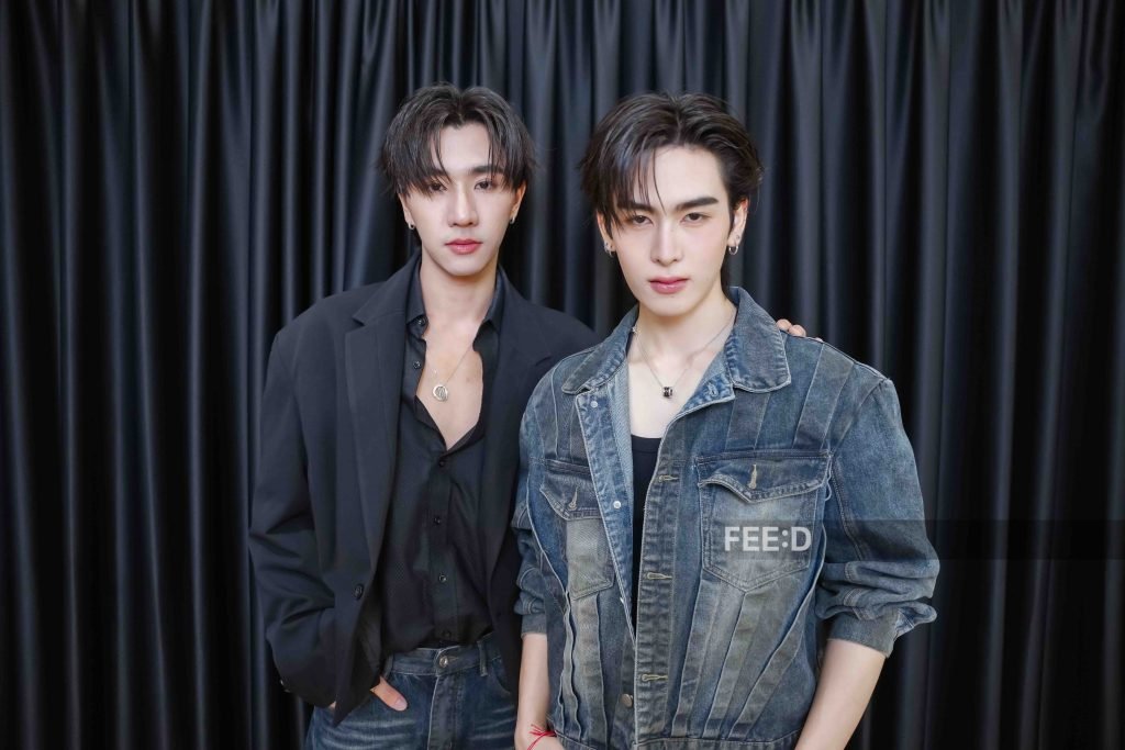 MBS_th38's tweet photo. 🔥 เปิดแฟ้ม “เพิร์ธ ธนพนธ์” จากเด็กหนุ่ม LOVE BY CHANCE สู่ตัวท็อปแห่งบ้าน GMMTV — 9 ปีบนเส้นทางที่ไม่ได้มีดีแค่หน้าตา!

ถ้าจะพูดถึงนักแสดงที่ “โตมากับวงการ” แล้วค่อย ๆ อัปเลเวลตัวเองจนกลายเป็นอีกหนึ่งชื่อที่แฟนซีรีส์จับตา เพิร์ธ ธนพนธ์ สุขุมพันธนาสาร ต้องติดโผแบบไม่ต้องสงสัย! 👑

📌 จุดเริ่มต้นที่ทำให้คนจำชื่อ “เพิร์ธ” ได้
เพิร์ธเริ่มมีผลงานตั้งแต่ปี 2560 ก่อนแจ้งเกิดแบบเต็มตัวในบท “เอ้” จาก Love By Chance บังเอิญรัก (2561) ผลงานที่เปลี่ยนเด็กหนุ่มหน้าใหม่ให้กลายเป็นชื่อที่แฟนซีรีส์วายยุคนั้นรู้จักทั่ววงการ

และคู่ เพิร์ธ × เซ้นต์ ในบท เอ้–พีท ก็กลายเป็นหนึ่งในคู่ที่ถูกพูดถึงอย่างมาก ถึงขั้นคว้ารางวัล Best Couple และ Best Kiss Scene จาก LINE TV Awards 2019 🔥

จากนั้นไม่ได้หยุดอยู่แค่บทเดิม ๆ แต่เดินหน้ารับงานต่อเนื่องทั้ง
REMINDERS • The Stranded • Love By Chance 2 • 7 Project • Tell the World I Love You
เรียกว่าค่อย ๆ สะสมประสบการณ์ทั้งซีรีส์และภาพยนตร์มาแบบจัดเต็ม

💚 แล้วเมื่อเข้าสู่บ้าน GMMTV ล่ะ?
นี่แหละคืออีกหนึ่ง chapter สำคัญของเพิร์ธ!

หลังเข้าร่วม GMMTV ในปี 2565 เจ้าตัวก็เริ่มเปิดโหมด “นักแสดงที่พร้อมเล่นทุกสนาม” ผ่านผลงานอย่าง
My Coach • Vice Versa • Never Let Me Go • Double Savage • Dangerous Romance

โดยเฉพาะ Dangerous Romance หัวใจในสายลม ที่ส่งให้
🔥 เพิร์ธ × ชิม่อน
กลายเป็นอีกหนึ่ง pairing ที่แฟน ๆ จดจำในบท กังหัน–สายลม พร้อมเพลง ซบกันไปนานๆ (Sunset) ที่ทั้งคู่ร่วมร้อง

แต่จักรวาลยังไม่จบ เพราะเพิร์ธกำลังเข้าสู่บทใหม่ที่ทำให้ชื่อของเขาถูกพูดถึงอีกระลอก…

💚💥 PERTH × SANTA — คู่ใหม่ที่เคมีไม่ธรรมดา!

จาก Perfect 10 Liners สายรหัสเทวดา ในบท โยธา–กรรณ เคมีของ เพิร์ธ ธนพนธ์ × แซนต้า พงศภัค กลายเป็นอีกหนึ่ง pairing ที่ได้รับความสนใจจากแฟน ๆ อย่างต่อเนื่อง

และปี 2026 ยังเดินหน้าต่อใน LOVE YOU TEACHER รักครูเท่าโลกเลย กับบท ครูพบเมฆ–ครูโซลาร์ ยิ่งตอกย้ำว่าคู่นี้ไม่ได้มาแบบผ่าน ๆ แต่กำลังสร้าง chapter ใหม่ในเส้นทางของเพิร์ธอย่างจริงจัง

🎤 อย่าเพิ่งเรียกเขาว่า “นักแสดงอย่างเดียว” เพราะเพิร์ธยังมีโหมดศิลปิน!

ผลงานเพลงประกอบซีรีส์ก็มีทั้ง
🎵 เป็นเธอคนเดียว (The Only One)
🎵 ไม่ต้องเป็นแฟนก็ได้ (Here With You)
🎵 ซบกันไปนานๆ (Sunset) — เพิร์ธ × ชิม่อน
🎵 ความรักคือความรัก (Unconditionally Love)
🎵 อย่าใกล้เกิน (Social Distancing)

เรียกว่าทั้ง แสดง ร้องเพลง และ Performance มีให้เห็นครบเครื่อง

🏆 ส่วนด้านรางวัลก็ไม่ธรรมดา ตั้งแต่ Asian Artist of the Year, KAZZ Awards, LINE TV Awards ไปจนถึงรางวัลด้านความนิยมและการแสดง ซึ่งสะท้อนว่าเส้นทางของเพิร์ธไม่ได้อาศัยแค่กระแส แต่มีผลงานเป็นเครื่องพิสูจน์มาตลอด

✨ สรุปแฟ้ม Partner แบบตัวแม่!

🖤 PERTH × SAINT — คู่แจ้งเกิดจาก Love By Chance
💙 PERTH × CHIMON — คู่จาก Dangerous Romance
💚 PERTH × SANTA — คู่ยุคใหม่จาก Perfect 10 Liners และ LOVE YOU TEACHER

จาก “เอ้” ในวันนั้น สู่เพิร์ธในเวอร์ชันที่ผ่านทั้งบทพระเอก บทสมทบ งานเพลง ภาพยนตร์ และการสร้างเคมีกับพาร์ตเนอร์หลายยุค

สิ่งที่น่าจับตาที่สุดไม่ใช่แค่ “เพิร์ธคู่ใคร” แต่คือทุกครั้งที่เปลี่ยนบท เปลี่ยนพาร์ตเนอร์ และเปลี่ยน chapter — เขาก็ยังทำให้คนอยากรู้ว่า chapter ต่อไปจะไปได้ไกลแค่ไหน 👀🔥

นี่แหละ “PERTH TANAPON” — เด็กหนุ่มจาก Love By Chance ที่วันนี้ไม่ได้อยู่ในวงการเพื่อให้ใครจำได้แค่ชื่อ แต่กำลังสร้างชื่อของตัวเองขึ้นมาใหม่ในทุกยุค! 👑💚

#PerthTanapon #PerthSanta #PerthChimon #PerthSaint #GMMTV #LOVEYOUTEACHER #Perfect10Liners #DangerousRomance #LoveByChance