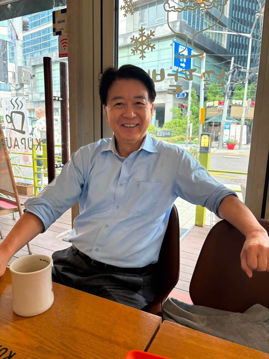 Bulloger's tweet photo. [ 마포갑에서 노웅래 전의원을 만나다]

( 이틀전에 쓴 글인데 오늘 노웅래의원 일심에 이어 항소심 무죄판결을 보고 전체공개합니다 )

마포 토박이, 아버님 노승환은 마포구청장 2번 국회의원5선으로 동교동계로 김대중 대통령을 지켜오신 민주당의 뿌리중의 뿌리입니다. 그 아드님 노웅래는 중앙대학교 철학과 출신으로 이재명대통령 6년 선배입니다. MBC 노조위원장 출신으로 기자활동하다가 17대 국회때 국회입성하여 4선의원을 했습니다. 제가 당대표때 민주연구원 원장으로 모셨던 분입니다.

소위 이정근 전 민주당 사무부총장과 사채업자 박우식간의 채권채무관계가 알선수죄죄로 형사사건화 되면서 이정근 핸드폰 녹취록에서 별도 영장없이 얻은 자료를 기초로 소위 민주당전당대회 돈봉투 사건으로 별건수사 기소를 했고 박우식 부인 조규청이 노웅래의원에게 선물세트를 주면서 천만원 봉투를 넣어주어서 바로 나중에 알고 퀵서비스로 돌려 주었는데도 이를 정치자금법 위반으로 기소했습니다. 다른 4천만원도 노웅래의원은 알지도 못하는데 조규청의 일방적 진술에 기초하여 5천만원 정치자금법 위반으로 기소하여 구형 4년을 했던 것입니다.

당시 한동훈 법무부장관이 국회에 와서 노웅래 의원의 체포동의안 가결을 요구하면서 현장에서 돈봉투 부스럭 소리가 들렸다는 등 허위사실을 말하면서 국회의원들을 기망했습니다. 개별사건 지휘권도 없는 법무부장관이 일선 수사검사의 직접보고를 받은 것 처럼 상세한 상황을 과장 왜곡하여 피의사실 공표죄를 범한 것입니다.

2025.11.26. 서울중앙지법 형사4단독 박강균판사는 조규청의 진술외에는 노웅래의원에게 돈을 주었다는 사실을 인정할 수 없고 조규청의 휴대폰을 영장없이 압수했고 사후 임의제출동의서도 조규청이 무엇인지 모르고 사인했다고 법정증언 함으로써 절차법 실체법적으로 모두 무죄를 선고 했습니다.

항소심판결은 2026.8.21. 서울중앙지법 5-2 형사합의부에서 선고합니다. 항소심에서 1심과 다른 특단의 증거제출 증인신문없이 종결되어 무죄가 예상됩니다.

노웅래위원은 2024.6.3 22대 총선당시 이사건으로 공천탈락되었고 이지은 경찰출신 변호사가 전략공천되었습니다. 노웅래의원은 공천불복하여 탈당하지 않고 이지은 후보 상임선대위원장을 맡아 이지은후보 당선을 위해 선당후사 정신으로 뛰었습니다. 그러나 599표차로 배신자 조정훈 국민의 힘 후보에게 패배했습니다.

이제 노웅래 의원이 무죄판결을 받게되면 한동훈 당시 법무부장관에게 엄중한 정치적 사법적 책임을 물을 것입니다.  마포에 사는 딸 출근을 배웅하고 오랫만에 노웅래 선배님을 만나 차한잔 했습니다. 참으로 담백하고 훌륭한 신사정치인 인격적으로 다듬어진 존경하는 분입니다. 21일 무죄판결을 간절히 기원합니다.

(항소심 무죄판결 환영합니다. 한동훈 당시 법무부장관의 돈세는 소리가 들린다는 허위진술에 치가 떨립니다.)
