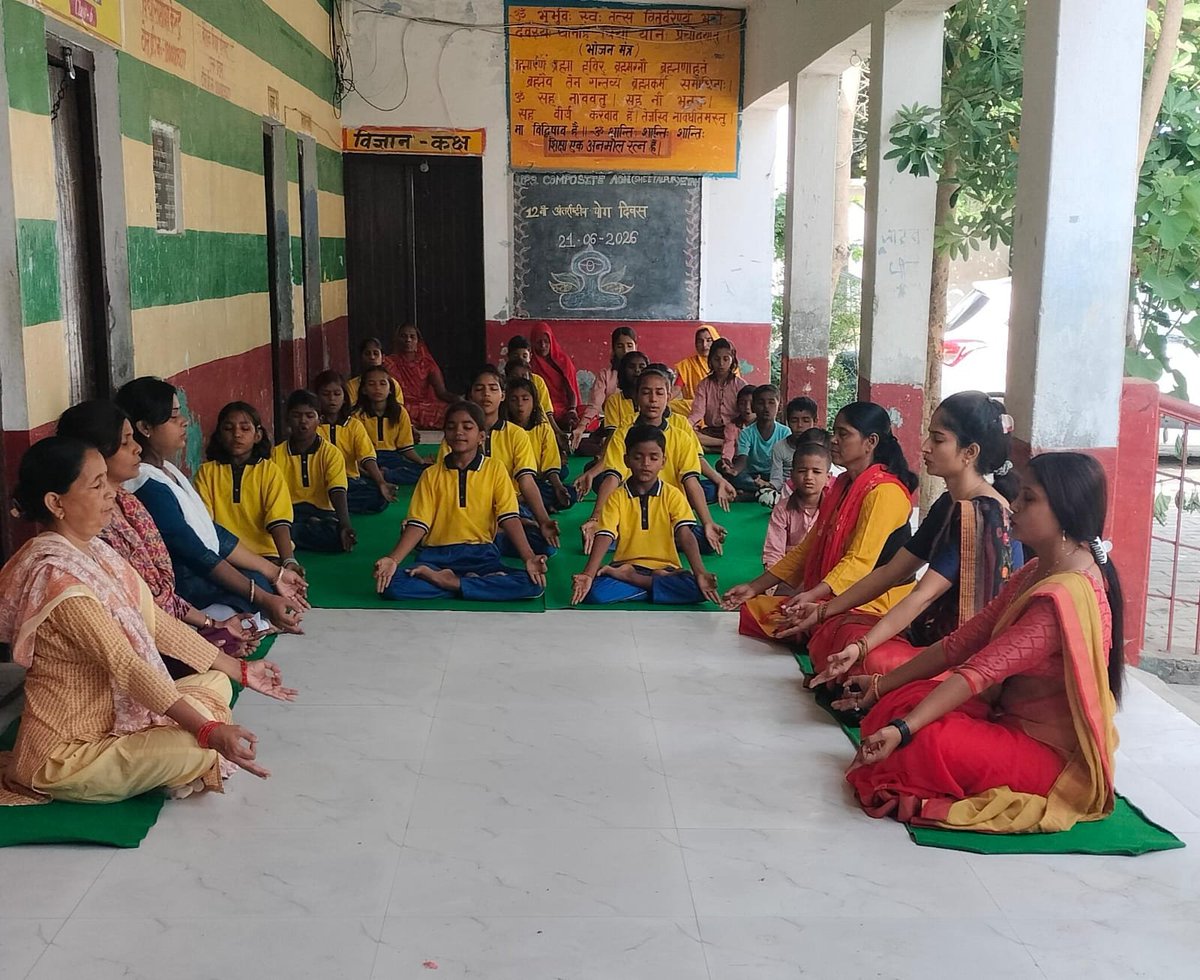 Brcsheetalpur's tweet photo. 🧘‍♀️🌿 योग से स्वस्थ शरीर, एकाग्र मन!

कम्पोजिट विद्यालय AON, शीतलपुर, एटा में बच्चों द्वारा नियमित योगाभ्यास से स्वास्थ्य, एकाग्रता व आत्मअनुशासन को बढ़ावा दिया जा रहा है। 🙏

योग करें, निरोग रहें।

#yoga #Sheetalpur #Etah #SchoolActivities #स्वस्थबचपन https://t.co/KxYq0yp1u8