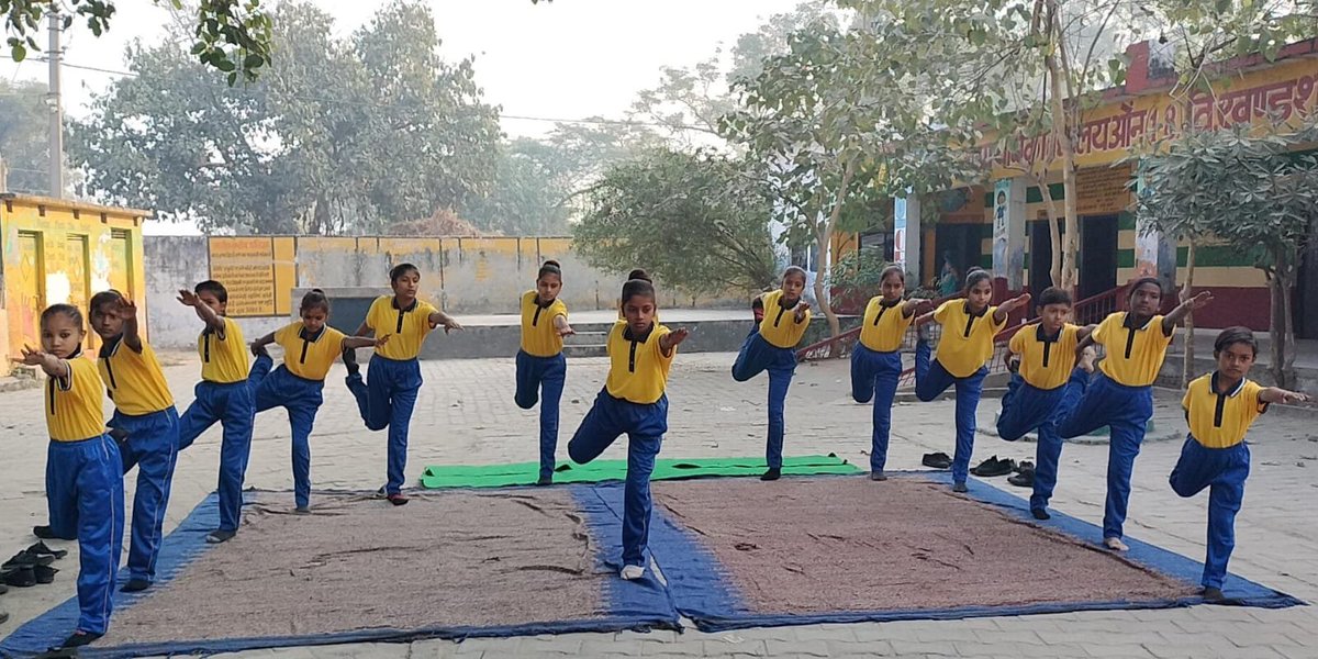 Brcsheetalpur's tweet photo. 🧘‍♀️🌿 योग से स्वस्थ शरीर, एकाग्र मन!

कम्पोजिट विद्यालय AON, शीतलपुर, एटा में बच्चों द्वारा नियमित योगाभ्यास से स्वास्थ्य, एकाग्रता व आत्मअनुशासन को बढ़ावा दिया जा रहा है। 🙏

योग करें, निरोग रहें।

#yoga #Sheetalpur #Etah #SchoolActivities #स्वस्थबचपन https://t.co/9awTBCpGK5
