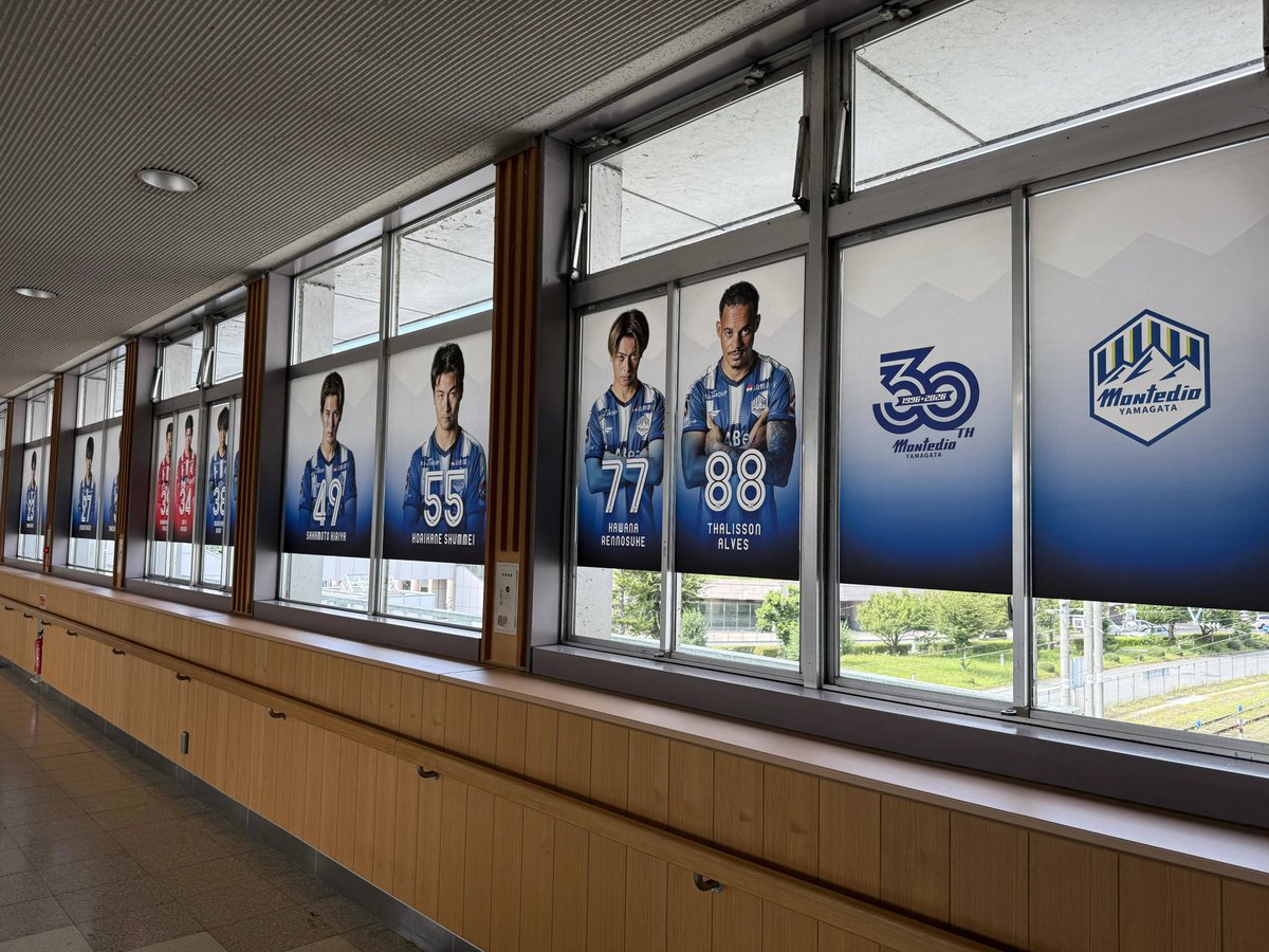 monte_prstaff's tweet photo. 🚃JR山形駅がモンテディオ一色に！？💙🤍

東西自由通路の窓に、モンテディオ山形の特大装飾が登場しました✨

全選手の顔写真・背番号・名前がズラリ！
長い通路も、選手たちの顔を見ながら歩けば移動があっという間かも？🚶‍♂️🎶

ぜひこの機会に、お気に入りの選手を見つけて覚えてくださいね👀 

山形駅をご利用の際は、ぜひご注目ください！

#montedio
#yamagataichigan