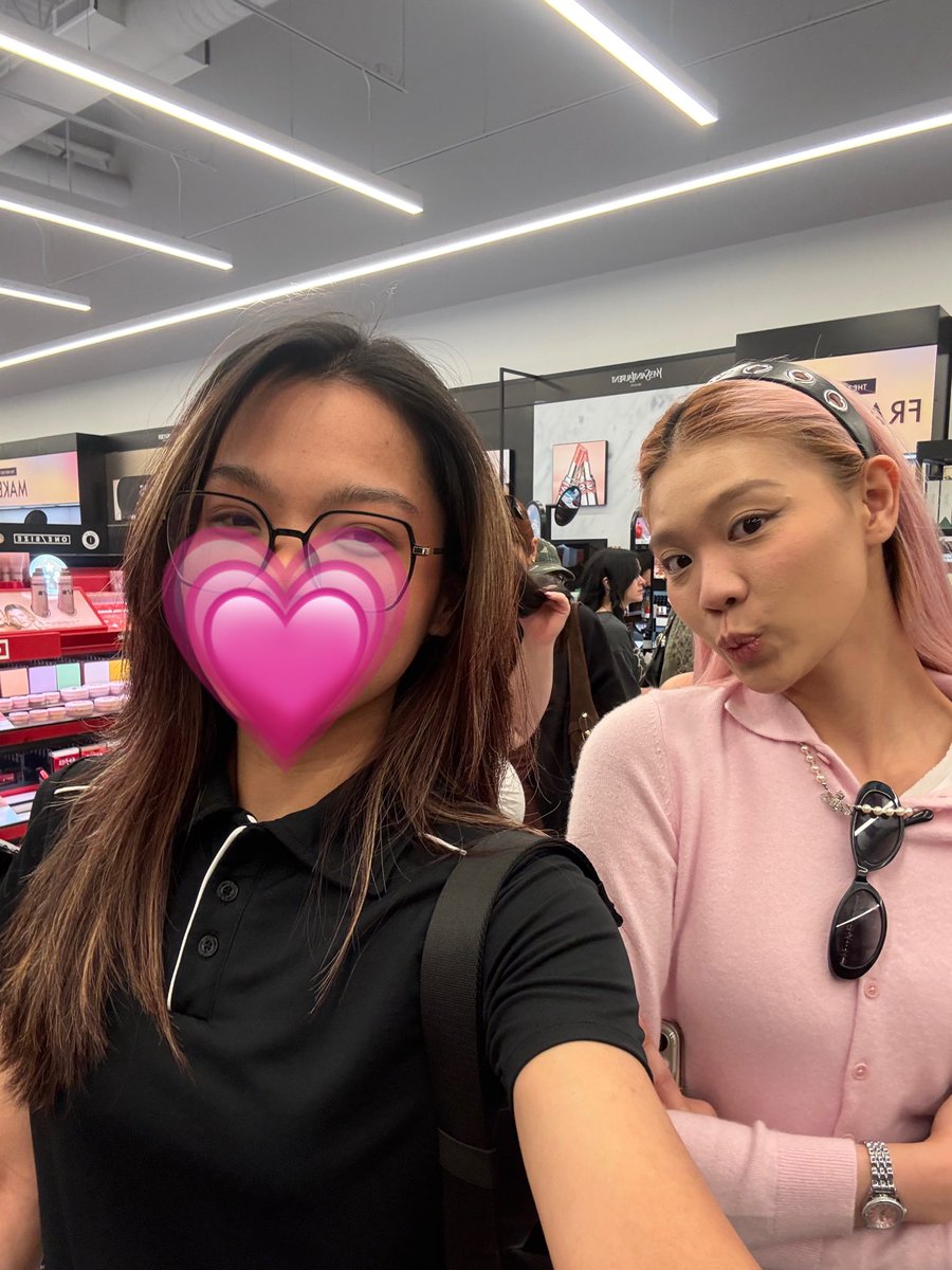 prvfscrlt's tweet photo. I just saw bini girls 😭😭nakita ko sila lahat they’re all sooo pretty but ito lang nakaya ng hiya ko po 😭😭😭 im literally shaking kanina lol. thank you girlsss,  see u and goodluck tomorrow. #BINI @BINI_ph https://t.co/PePH8RFrs6
