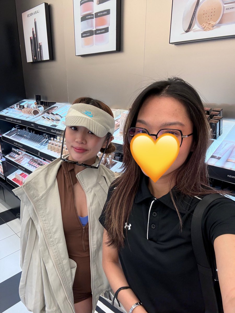 prvfscrlt's tweet photo. I just saw bini girls 😭😭nakita ko sila lahat they’re all sooo pretty but ito lang nakaya ng hiya ko po 😭😭😭 im literally shaking kanina lol. thank you girlsss,  see u and goodluck tomorrow. #BINI @BINI_ph https://t.co/PePH8RFrs6