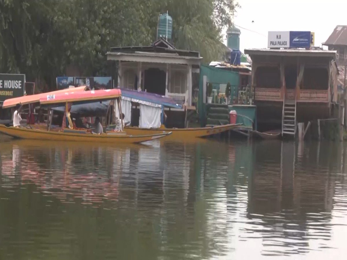 TareenAneesa's tweet photo. #Srinagar’s #DalLake is buzzing with #tourists enjoying #pleasant #weather, calm waters and scenic mountain views. Visitors are embracing #Shikara rides & experiencing the #unique #charm of #Kashmir’s traditional lake life.
@BJPsudhanRSS @BjpMahendraup @major_madhan @kayjay34350 https://t.co/AY52mhjvVa