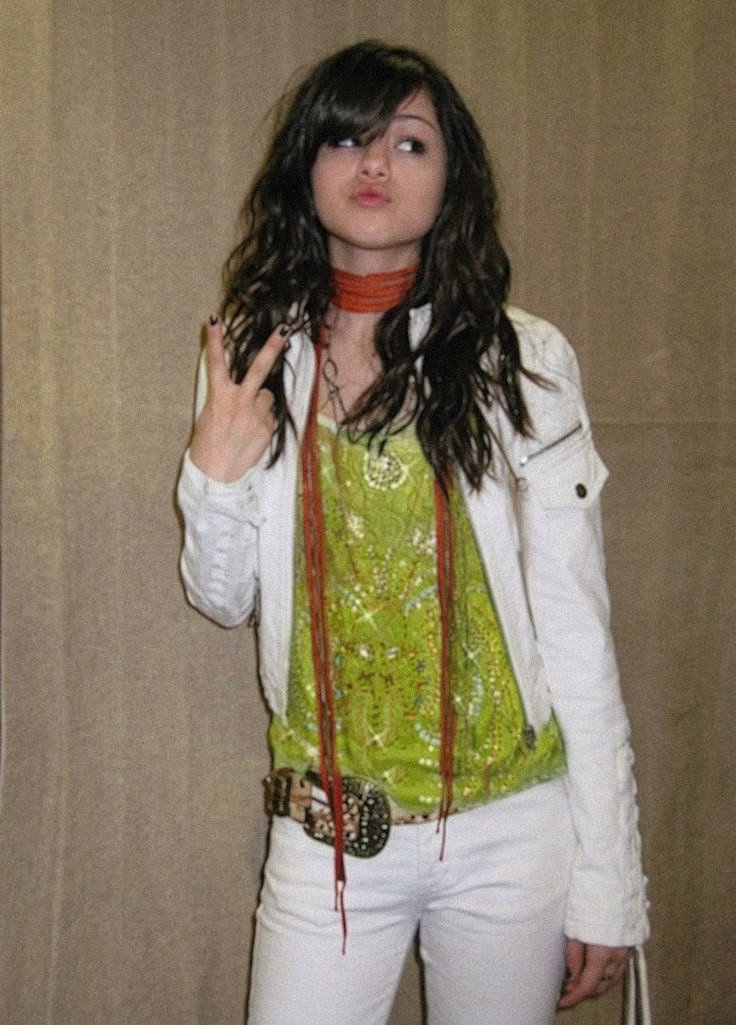 selsmuse's tweet photo. randomly remembering the time when selena gomez tried the Hannah Montana outfit. https://t.co/nYHmh4IsMC