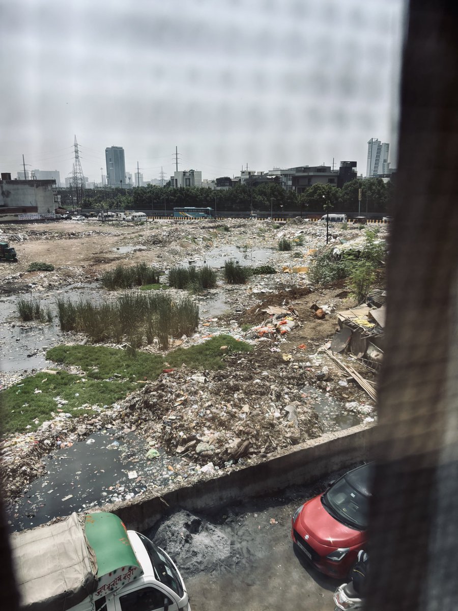 buntytripathi04's tweet photo. @noida_authority @CeoNoida 

@CEO_NOIDA और @noida_authority से हाथ जोड़कर निवेदन है! 🙏
नोएडा सेक्टर-45 के सदरपुर (खजूर कॉलोनी) में साफ-व्यवस्था बेहद खराब है। नाली (ड्रेनेज सिस्टम) जाम होने और रास्तों पर बने गड्ढों के कारण स्थानीय निवासियों को भारी परेशानी का सामना करना पड़ रहा https://t.co/NNYiFZYEW5