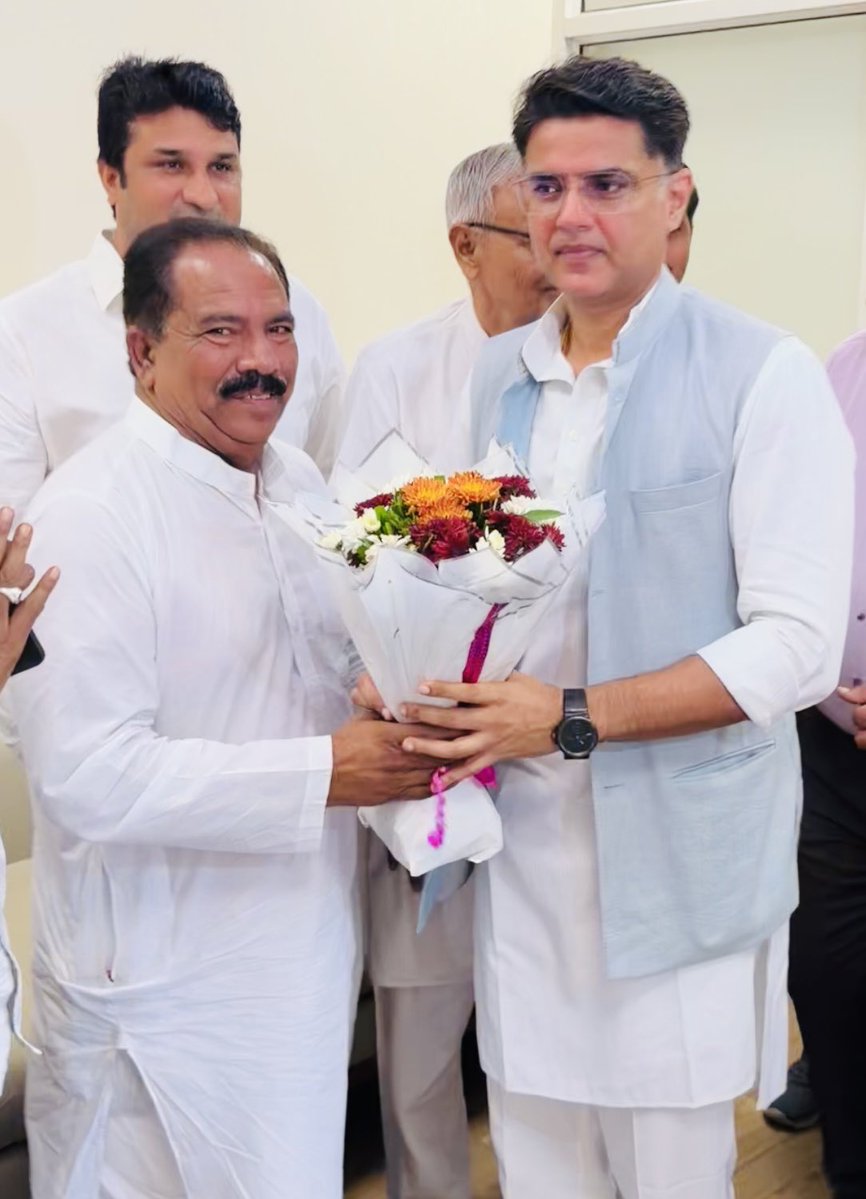 Akbarkhan_01's tweet photo. आज जयपुर सिविल लाइन आवास पर पहुंचकर अध्यक्ष, रेल लाओ संघर्ष समिति, कांग्रेस कमेटी टोंक जिला महासचिव अकबर खान ने पूर्व उपमुख्यमंत्री, टोंक विधायक @SachinPilot जी से मुलाक़ात कर ईद मिलाद-उन-नबी एंव रक्षाबंधन के पावन पर्व की गुलदस्ता भेंट कर बधाई दी । https://t.co/wWKx8B1bea