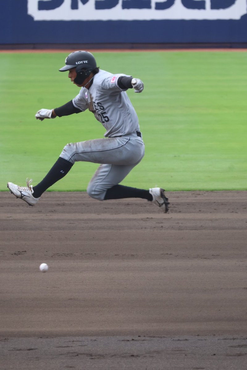 citrusrossamu's tweet photo. カメラとスマホ繋がったああ！
これは打球を飛び越えて走るランナー大海さん！
2026.8.21鎌ヶ谷
#岡大海 https://t.co/usRCzlEIwr