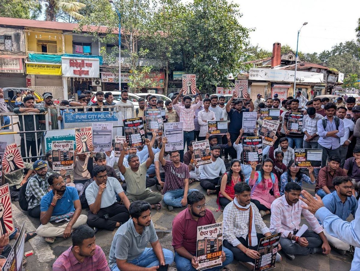 JusticeForPmcJE's tweet photo. अभ्यास करायचा की न्यायासाठी PMC च्या दारात बसायचं, हा प्रश्न आज विद्यार्थ्यांसमोर आहे.

मागच्या आंदोलनानंतर PMC ने चौकशीचं पत्र दिलं, पण कारवाई कुठे? फक्त पत्र देऊन जबाबदारी संपत नाही.

#PMCJE भरतीची स्वतंत्र चौकशी करा. आता आश्वासनं नकोत. उत्तर आणि न्याय हवा!
@navalMH @PMCPune https://t.co/uHhQmNzfxJ