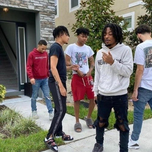 daparty250's tweet photo. (Pointing at my computer) Thats Summrs. That's Izaya Tiji. Thats Kankan. They wear cool clothes. I like them.  

My tired mom: That's great baby :) did the nice man from Wendys call back about a job?  

Me: No. (points back at computer) That's Goonie. Hes from a different city https://t.co/NcyVpB0sdT
