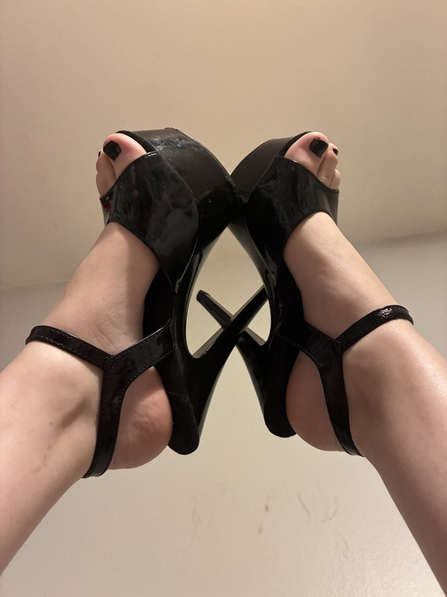 gothkismet's tweet photo. Wanna help support my feet finder? Here’s my link, sweetheart 💕 : https://t.co/z6YbrzjZ38

#feetfetısh #feetfetısh #nsfwtwtًً #goth #egirl https://t.co/zOEyu86fPX