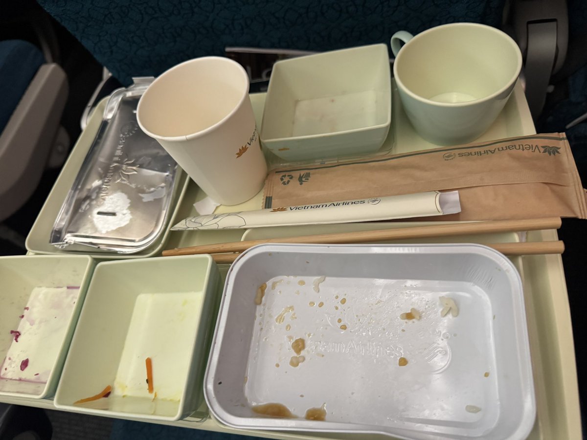 OTC678's tweet photo. 日本行き深夜便で、午前3時ごろ配膳される謎の深夜メシを完食できる程度にはまだまだ元気であります。 https://t.co/HNwNb6UacJ