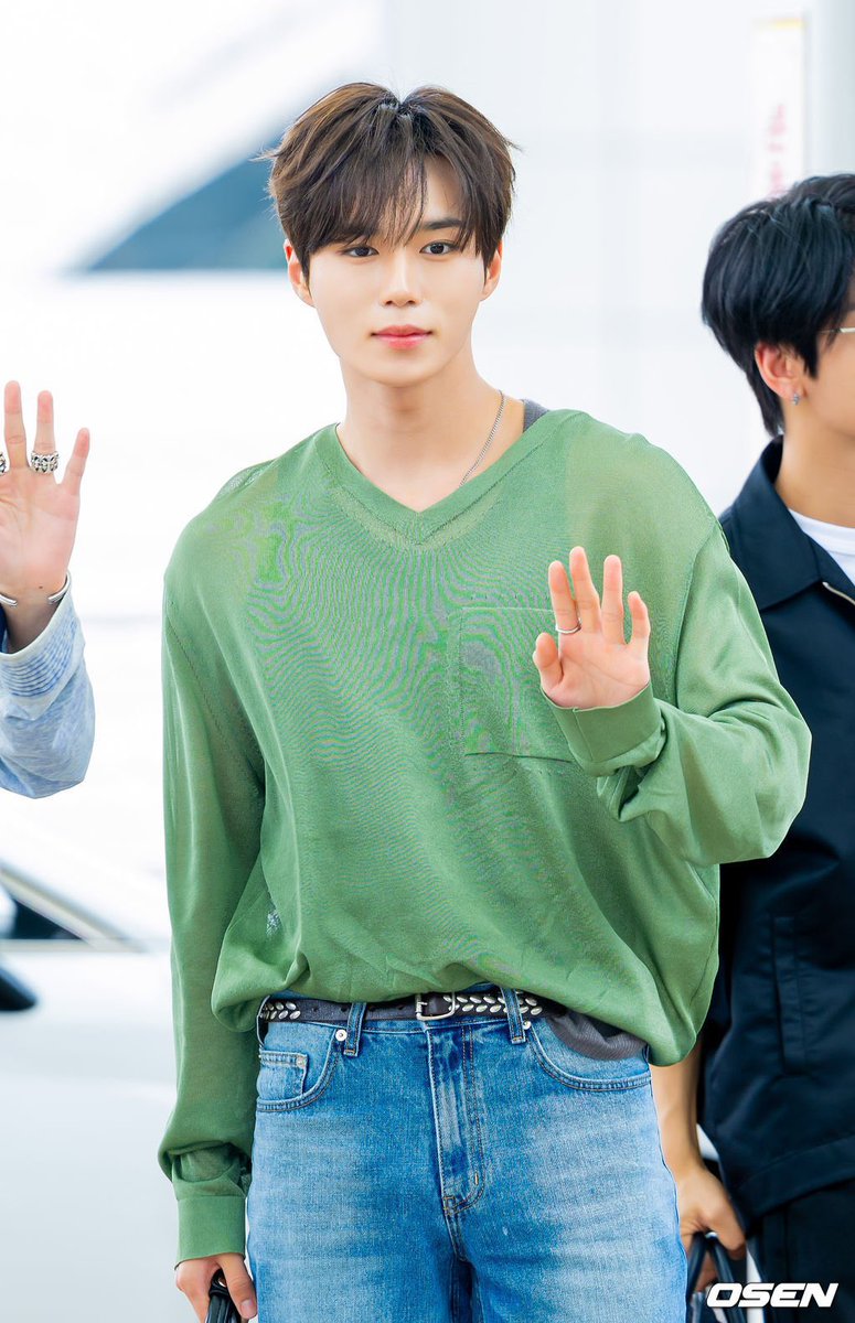 bboong2eoh's tweet photo. 기사사진에서 애정이 듬뿍 묻어나와도 되는건가요??
기사제목 라인업

알파드라이브원 준서, 잘생겼어
알디원 준서, 사슴 눈망울
“여.심.스.틸.러” … 준서, 훈남 교과서

이게 ㅆ 팬페이지인지 뉴스인지 구분 x
기자님들 항상 감사합니다 앞으로도 잘부탁드립니다🫰🫰 https://t.co/8s0cwvKS6j