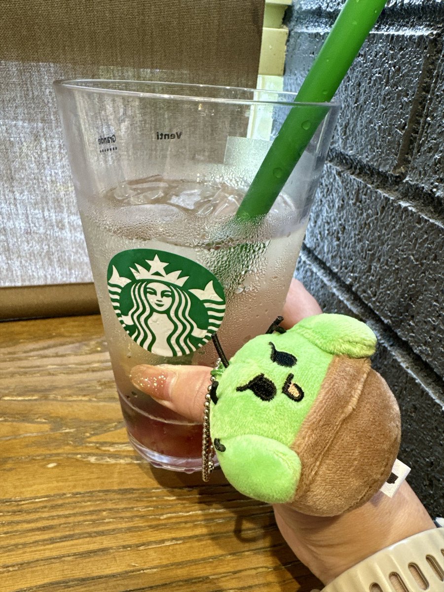 ruri___kuma's tweet photo. スタバ新作にぬいリングを添えて🍇🫧
個体差あって顔選ぶの楽しかった🌵
指につけないときはバッグにつけれるし天才的すぎるこのグッズ✨ https://t.co/TknIdBG2Y5