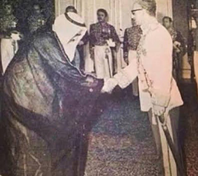 ISefati's tweet photo. Vor 1979 war Iran die unangefochtene Regionalmacht. Die Herrscher am Golf begegneten dem iranischen König mit Respekt, während viele ihrer heutigen Staaten noch von Armut und fehlender Infrastruktur geprägt waren.

Heute glauben einige dieser Regierungen, sie könnten Iran beleidigen und den jahrhundertealten Namen des Persischen Golfs durch die erfundene Bezeichnung „Arabischer Golf“ ersetzen. Diese Dreistigkeit wurde erst möglich, weil das Mullah-Regime Iran seit 1979 geschwächt, erniedrigt und international isoliert hat.

Doch sie sollten Irans Schwäche unter diesem Regime nicht mit dem Ende Irans verwechseln: Die Mullahs werden verschwinden, Iran wird wieder aufstehen – und der Persische Golf wird für immer der Persische Golf bleiben. Einen „Arabischen Golf“ gab es nie und wird es niemals geben.