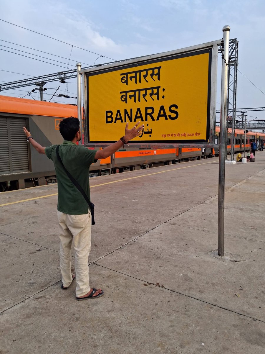 1The_real_thing's tweet photo. वाराणसी: साहित्य और चित्र एक-दूसरे के पूरक हैं और बनारस इसका सबसे जीवंत उदाहरण है।
जहां रचनात्मकता को अभिव्यक्ति का अवसर मिलता है। यहां की गलियां, घाट, मंदिर, लोग, जीवन-शैली, उत्सव, संगीत, मृत्यु, आध्यात्मिकता और रोजमर्रा का जीवन निरंतर अपनी कहानी कहते हैं।#HamaariKashi https://t.co/3hhO9KsrIo