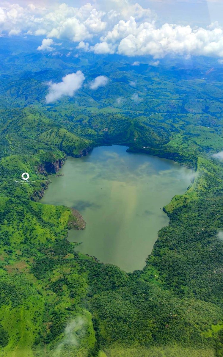 TheCameroonianZ's tweet photo. 40 ans déjà. 

1 746 personnes sont mortes à cause des gaz du lac Nyos #Cameroon - le 21 août 1986. 💔🌿 https://t.co/jiRWq9pZem