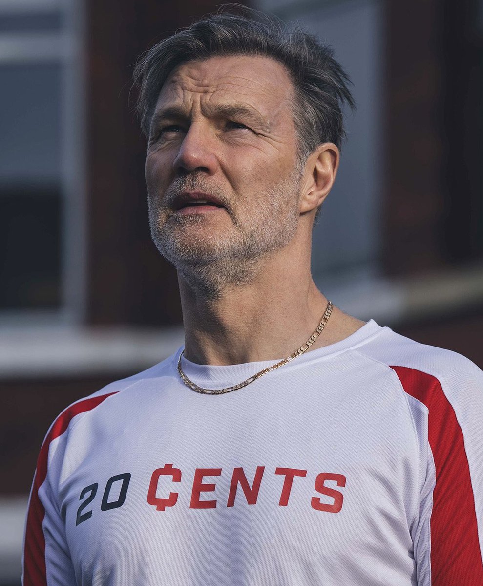 fuertecito's tweet photo. Lo que hacen Alan Cumming y David Morrissey en ‘DE PUNTILLAS’ (#TipToe @HBOMaxES) es inolvidable. Como la angustia que se siente viéndola. Russell T. Davies ha hecho otro serión que puede parecer una pesadilla distópica, pero es totalmente real y actual. Asusta ver adónde vamos. https://t.co/4F0JpkWczZ
