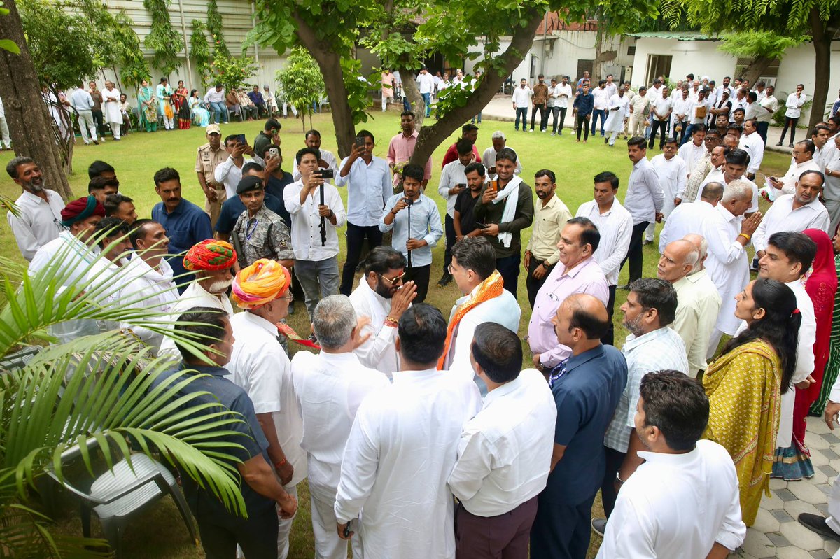 SachinPilot's tweet photo. सुबह जनप्रतिनिधियों और कार्यकर्ताओं से मुलाकात की।

📍जयपुर https://t.co/KiTUSl6FsG
