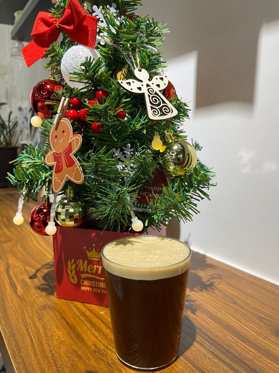 jackynoff69's tweet photo. Last minute Christmas tree glow  Coffee in hand, ready for cozy festive vibes! https://t.co/tNFpXOyPFK