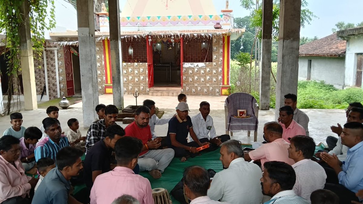 UdayBaria3's tweet photo. *🙏 સમરસતા કળશ યાત્રા🙏*

*સંત શિરોમણી શ્રી રવિદાસ મહારાજની ૬૫૦મી જન્મજયંતિ વર્ષની ઉજવણી નિમિત્તે “સમરસતા સંકલ્પ અભિયાન” અંતર્ગત આજરોજ કાટુ ગ્રામ પંચાયત ખાતે હનુમાન દાદા ના મંદિર થી મહાકાલી માતા ના મંદિર સુધી કળશ યાત્રા યોજાઈ અને ભજન સત્સંગ માં હાજરી આપી.* https://t.co/sOGCn5HAhw